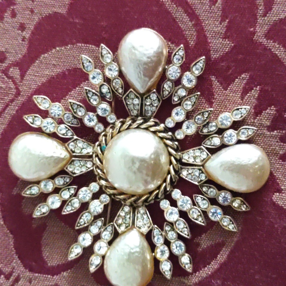 Elegant Faux Pearl and Crystal Brooch - Picture 3 of 6